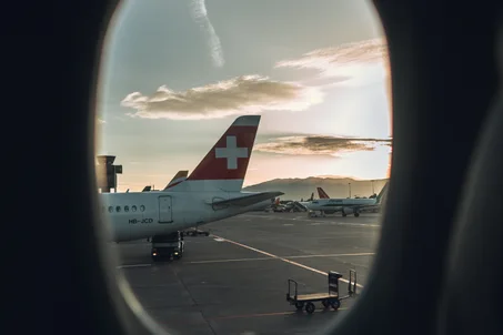 taxi geneve aeroport vue depuis hublot sur avion Swissair